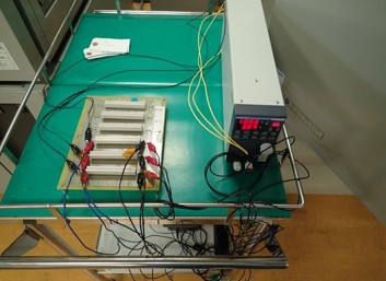 試験サンプルへの電圧印加装置と計測用抵抗器
